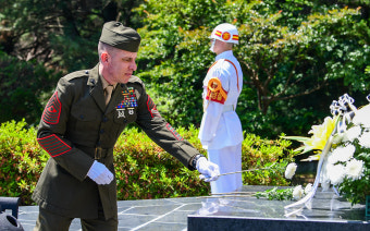 한미 해군·해병대 지휘관 포항 '해병대 충혼탑' 참배