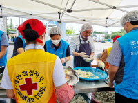 포항 남구청 직원들, 대한적십자 무료급식소서 배식 봉사