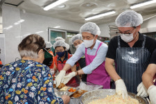 이강덕 포항시장, 창포종합사회복지관 무료급식 배식봉사