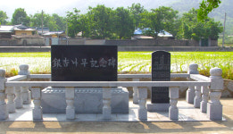 수문장처럼 우뚝 선 채 젊은 연인의 슬픈 환생담 간직