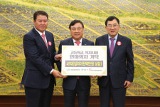 유기덕 덕일산업(주) 회장 통 큰 기부경주자원봉사센터에 안마의자 기탁