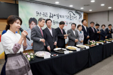 제철 맞은 구룡포과메기·영일만 검은돌장어 너도나도 엄지 척