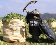 울릉독도사나이 독도수호 퍼포먼스…쌍산 김동욱 안동 무 채소밭에서