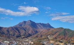 작은 돌 하나에 거대한 산이 들어있다