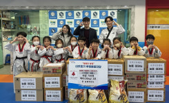 포항 늘품태권도장, 원생들이 모은 라면·백미 환여동에 기탁