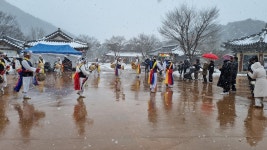영주 선비촌 저잣거리 관광객과 풍물단 하나돼