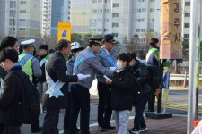 경주경찰서 금장초등학교 앞에서 어린이 등교길 교통안전 캠페인