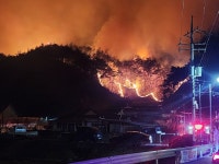 의성 괴물산불 청송·영양·영덕·봉화까지 번져…야간 강한 바람타고 빠르게 확산