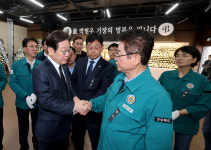 故 박현우 기장 분향소에서 만난 이재명 더불어 민주당 대표와 이철우 경북도지사