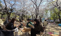 벚꽃잎 흩날릴 땐, 북피크닉 즐겨요