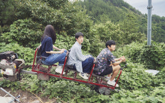울릉도 바다 앞 바지선에 5성급 민박 만든 넷플릭스...역대급 오락 프로로 제작해 방영