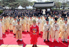 이철우 경북지사, 경주 이씨 종친회 요람 찾아 대선 신고