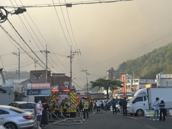 대구 함지산 산불, 강풍에 휘말려 대규모 대피...진화작업 긴박