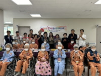 오늘은 어버이날..... 문경시여성대학총동창회, 요양병원 어르신께 ‘효도화’ 달아드려