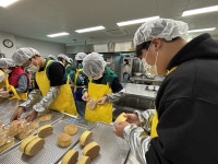 “우리가 만든 빵, 선생님께 드려요”