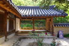 홀로 사색의 뿌리를 내린 집 독락당