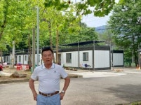 출향인 백문선 씨, 이재민 조립주택에 차광막 설치