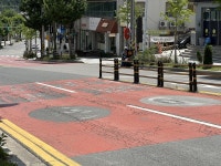 차선·횡단보도·어린이존 지워져 ‘사고 위험’