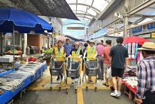 ‘배달 도우미를 아시나요?’ 군위군, 전통시장의 ‘따뜻한 동행’