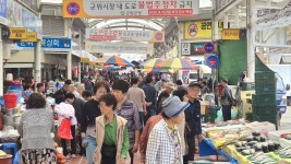 북적이는 군위전통시장⋯추석 앞두고 활기 넘쳐