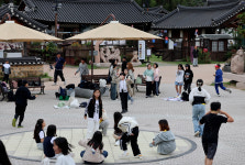 학생들로 북적이는 교촌 한옥마을