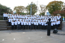 단풍 물든 경산 남매지··· 100인 하모니카 선율에 물들다