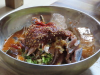 산란기 수초에 손 넣어 사냥… 신선도 높아 물회로 즐겨