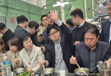 대구 온 한동훈 국민의힘 전 대표, ‘보수의 심장’ 서문시장 방문⋯구름 인파로 ‘인산인해’