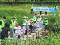 “미꾸리야 잘 살아!”… 김천 율곡천·석정천에 1만 마리 방류