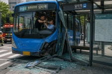 승객이 기사 폭행?… 대구 담티역 인근 버스정류장 돌진 사고
