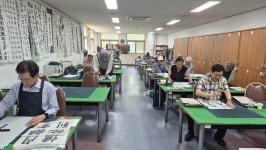 묵향에 실린 황혼의 열정… 대구노인종합복지관 서예반
