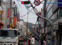 줄줄이 쓰러진 전신주… 진주우체국 일대 정전 소동