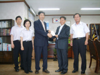 함안소방서, 사천소방서 부상 소방대원에 위로금 전달