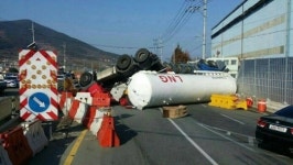 거제 14호 국도서 탱크로리 전복 1명사망 1명중태