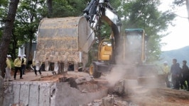 [화보] 밀양 송전탑 장동마을 농성장 철거 현장