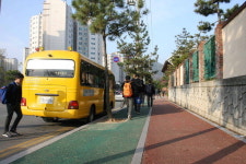 자전거·승합차 등하교 편리하지만…사고 위험도