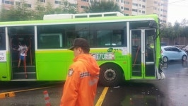 창원 밤밭고개삼거리서 시내버스와 덤프트럭 충돌