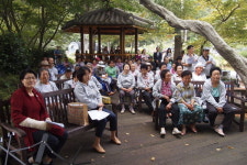 어색한 마이크 앞에서 진땀났지만 산골마을에 생기