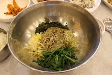 제철 통영굴에 새싹채소 넣고 밥 쓱싹