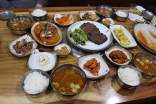 입에서 살살녹는 육회 참숯향 솔솔나는 떡갈비