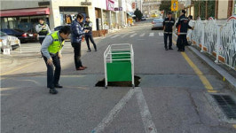창원중학교 앞 싱크홀 발생…도로포장 작업 중