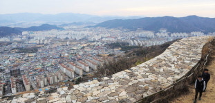 수로왕의 전설 굽이굽이 내려오는 김해 산