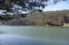 기암괴석 뿌리내리고 산정호수 품은 무척산