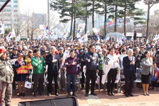 마산역 광장서 친박단체 태극기집회 열려