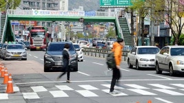 마산신세계백화점 앞 산호육교 43년 만에 철거