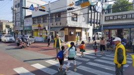 밀양 남천경로당 노인, 학생 등굣길 교통정리