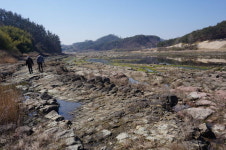 인간사 희로애락 담고 산줄기 넘는 남강 물길
