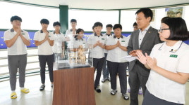 잊지 않을게 창원용호고에 작은소녀상