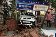 놀이터 가로질러 담벼락 들이 받은 차량