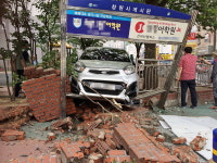담벼락 돌진한 승용차